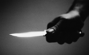 Késsel támadt egy rendőrnőre egy férfi egy francia rendőrőrsön