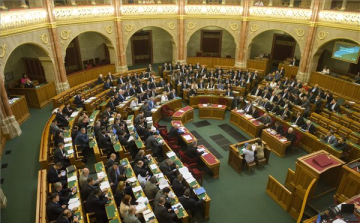 Tizenkilenc előterjesztésről szavaz a parlament 