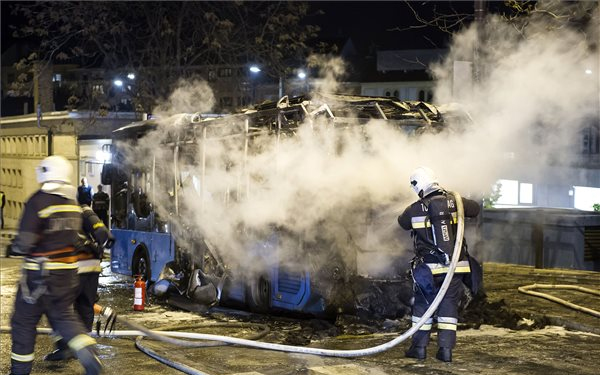 Teljesen kiégett egy busz a fővárosban