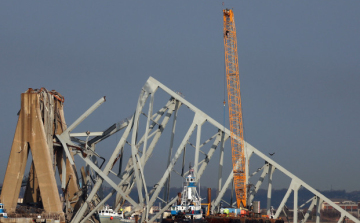 Hatalmas daru segédkezik a baltimore-i hídomlás roncsainak eltávolításában